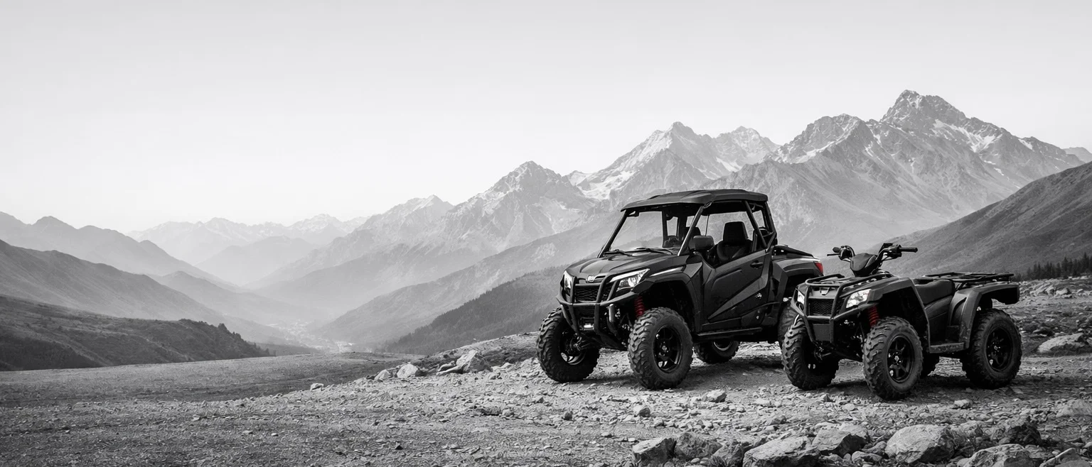 Offroad-UTV auf einem felsigen Bergpfad